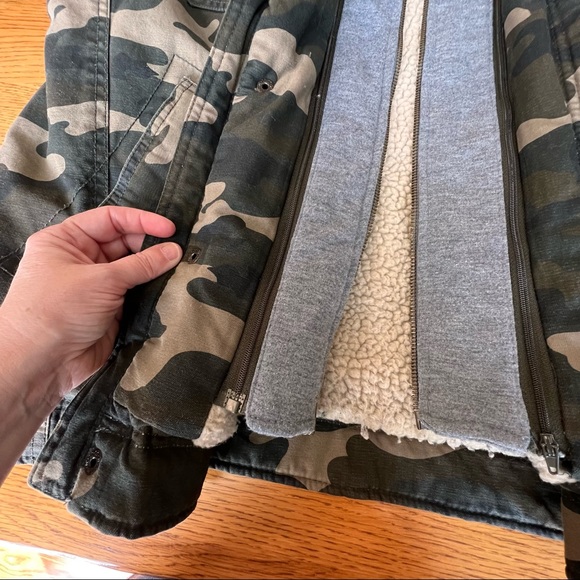 ⭐️  Levi's® Washed Cotton Camouflage Sherpa-Lined Hooded Trucker Jacket LARGE - Picture 9 of 15